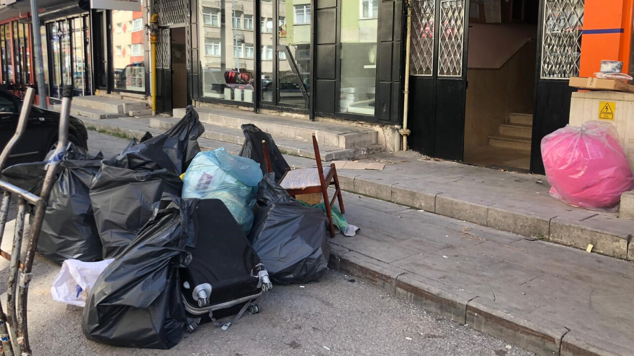 Görüntüler Erzurum&#039;dan: Binanın bodrum katı çöplüğe döndü!