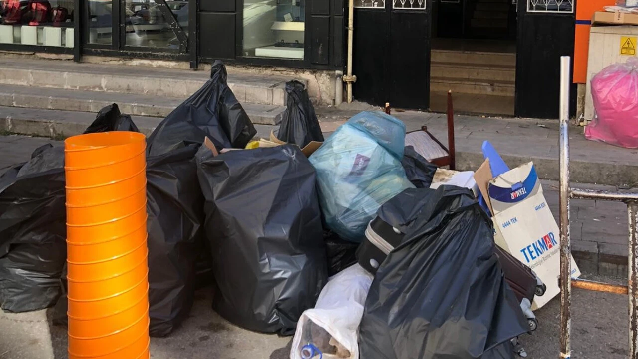 Görüntüler Erzurum'dan: Binanın bodrum katı çöplüğe döndü!