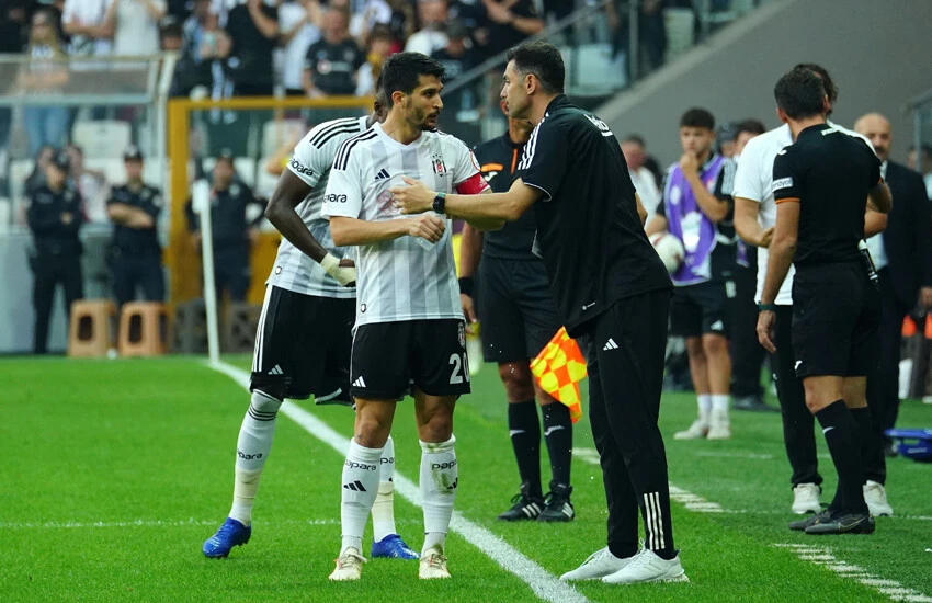 Beşiktaş'ta Şenol Güneş'in ayrılığı sonrası takım Burak Yılmaz'a emanet edildi.