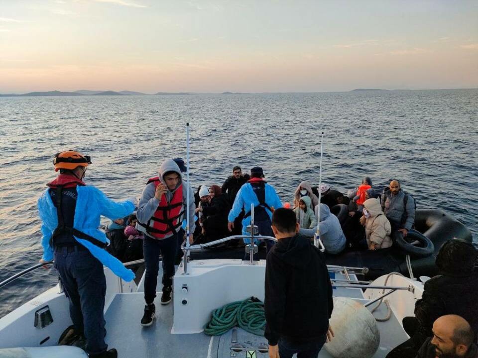 Düzensiz göçmenler denizde mahsur kaldı... Yardıma Sahil Güvenlik yetişti