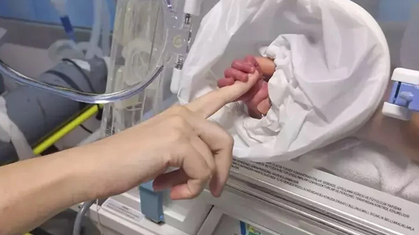 Yürek yakan son dokunuş! Organlarıyla 6 kişiye umut oldu: Geriye bebeğinin eline dokunduğu fotoğraf kaldı