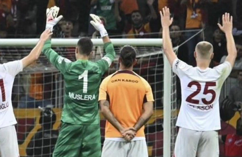 Galatasaray'da sürpriz ayrılık! Yıldız futbolcu gözden düştü, Okan Buruk biletini kesti