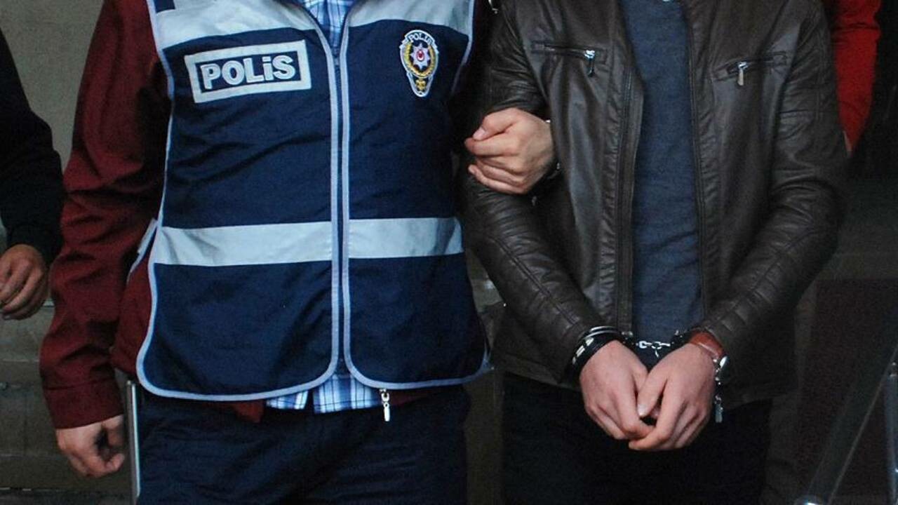 İzmir&#039;de çek senet mafyasına operasyon: 2 şüpheli tutuklandı