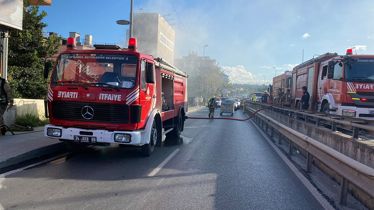 İstanbul&#039;da trafik yine felç... E-5 yan yolda bina yandı, yol trafiğe kapatıldı