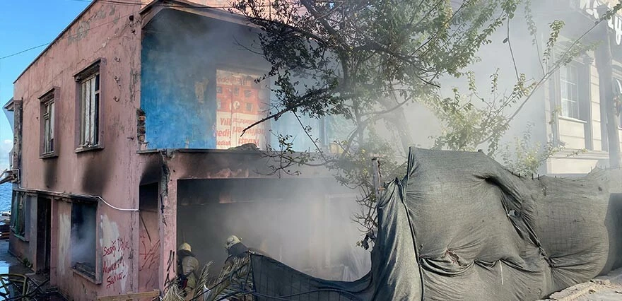 İstanbul'da trafik yine felç... E-5 yan yolda bina yandı, yol trafiğe kapatıldı