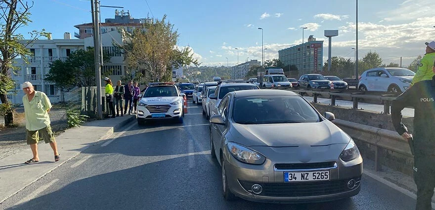 İstanbul'da trafik yine felç... E-5 yan yolda bina yandı, yol trafiğe kapatıldı