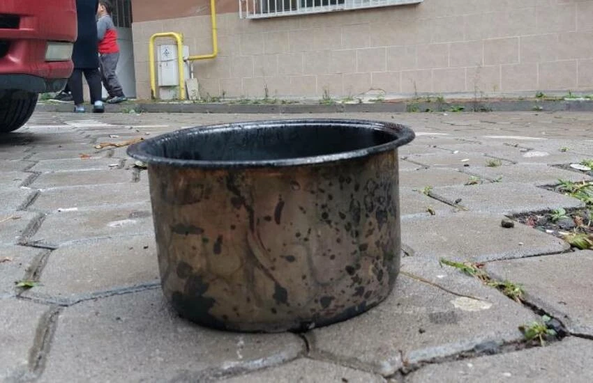 Samsun'da ilginç olay! Alev alan tencereyi balkondan aşağı atmak istedi, kendini yaktı!