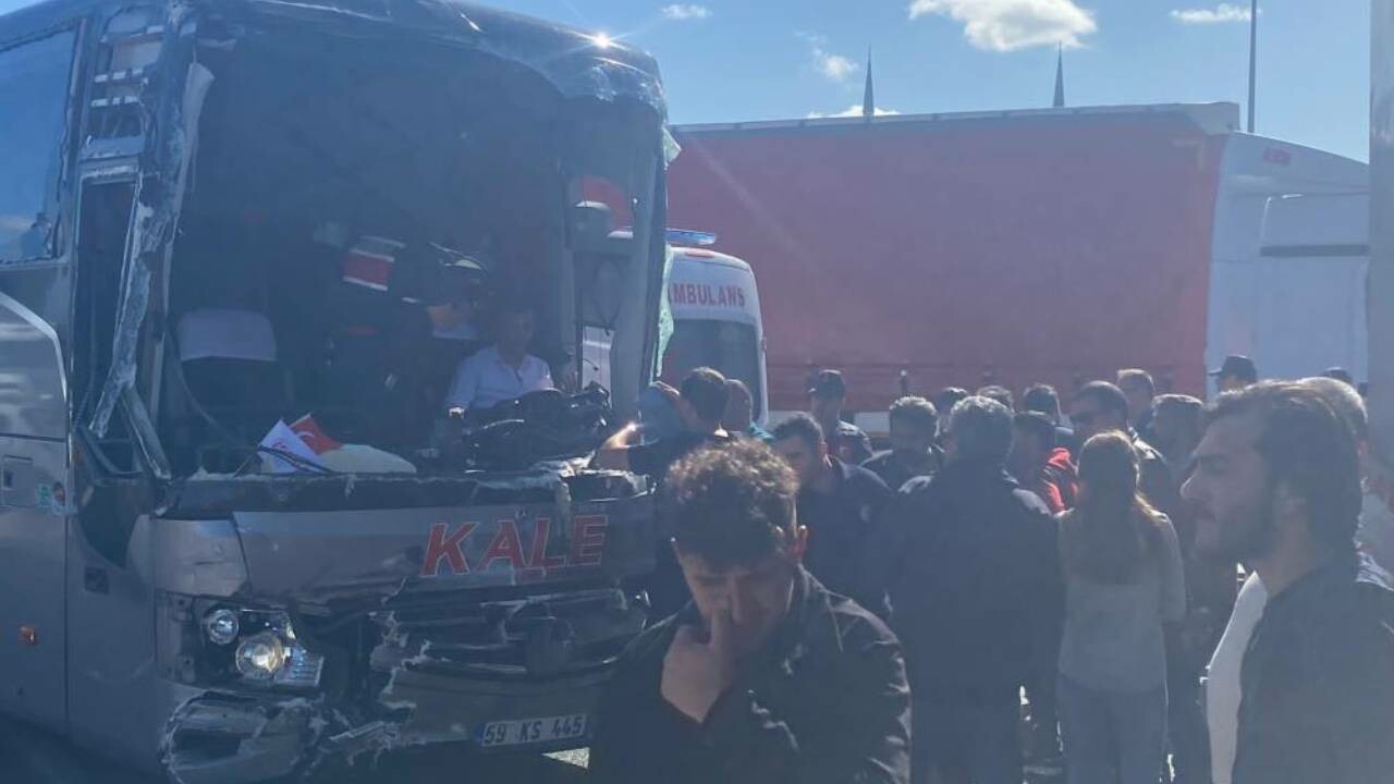 Tekirdağ&#039;da can pazarı! Tır ile yolcu otobüsü kafa kafaya çarpıştı: 3 yaralı