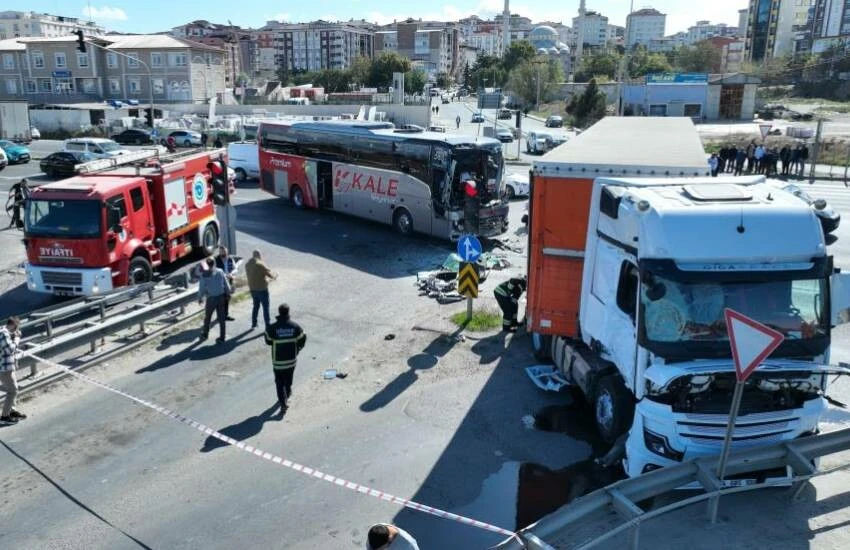 Tekirdağ'da can pazarı! Tır ile yolcu otobüsü kafa kafaya çarpıştı: 3 yaralı