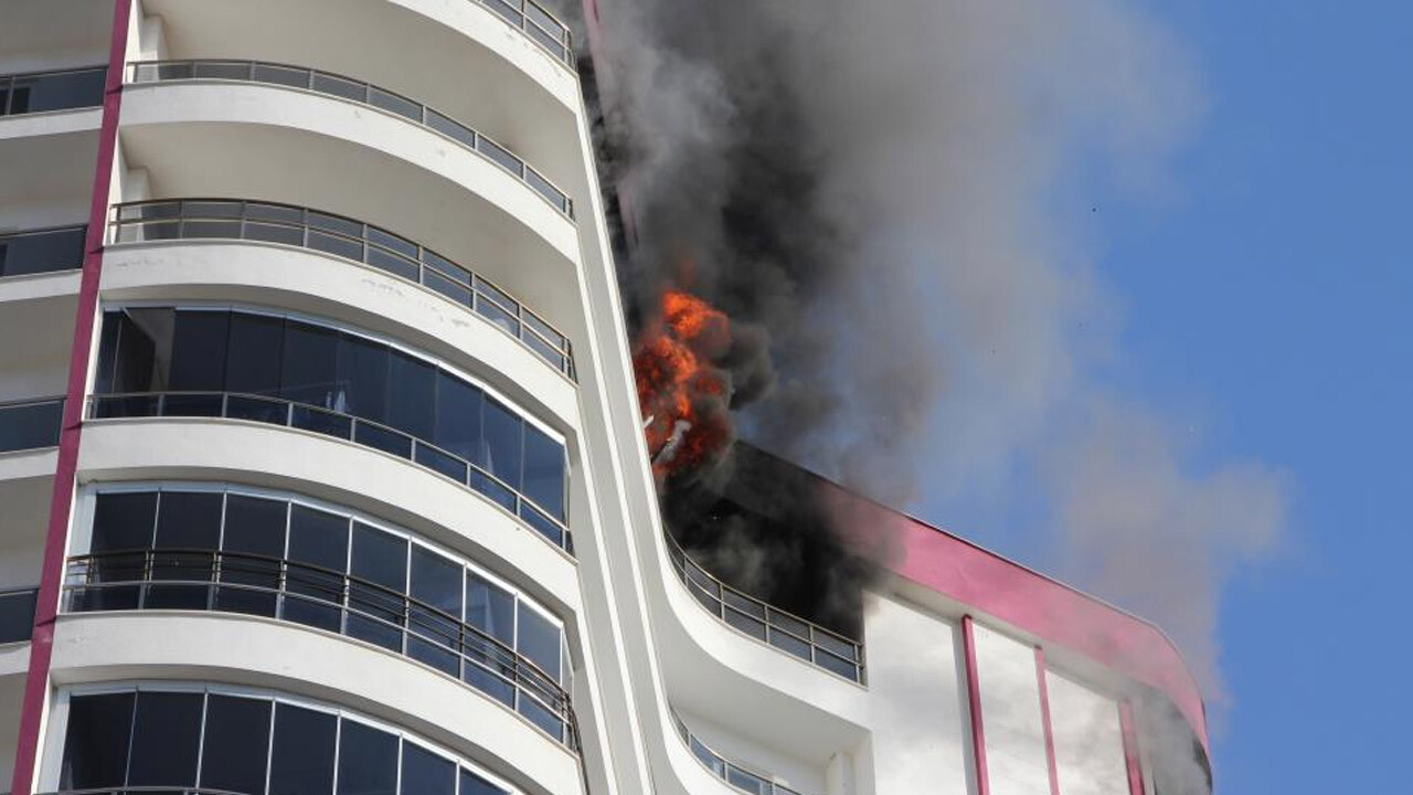 Mersin&#039;de evde çıkan yangın korkuttu