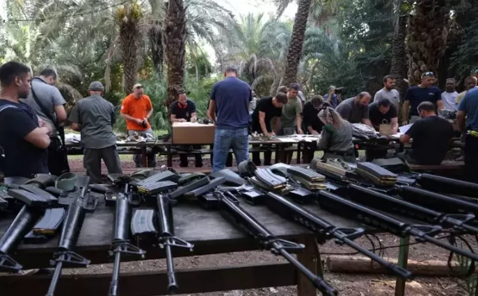 İsrailli gönüllülere imza karşılığı silah ve mühimmat dağıtıldı