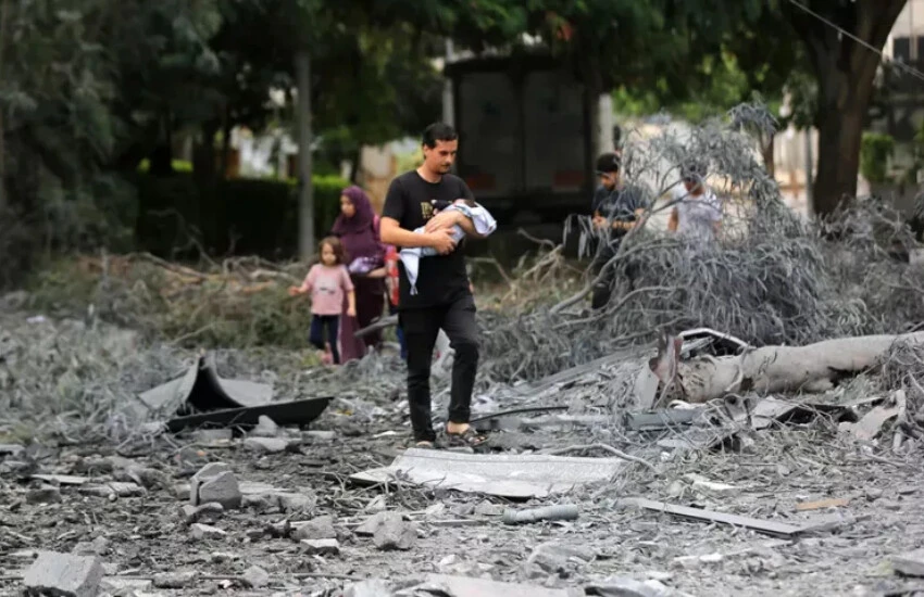 Filistinli çocuğun saldırılarda ölen kardeşine vedası yürekleri dağladı…