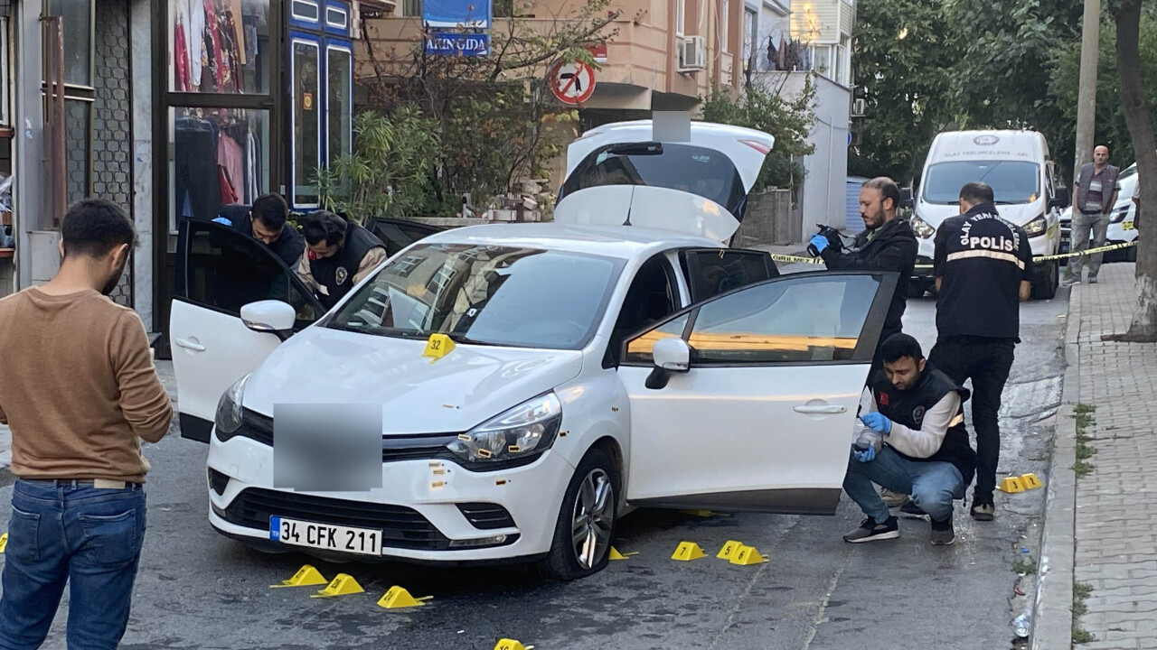 İstanbul&#039;da film gibi olay: Aracın önünü kesip mermi yağmuruna tuttular! 1 yaralı