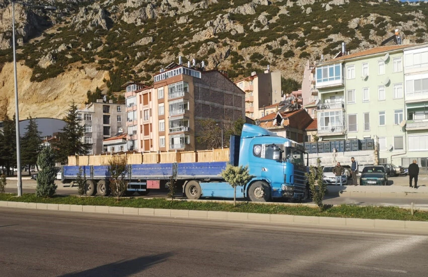 Isparta'da lastiği patlayan tır karşı şeride geçti