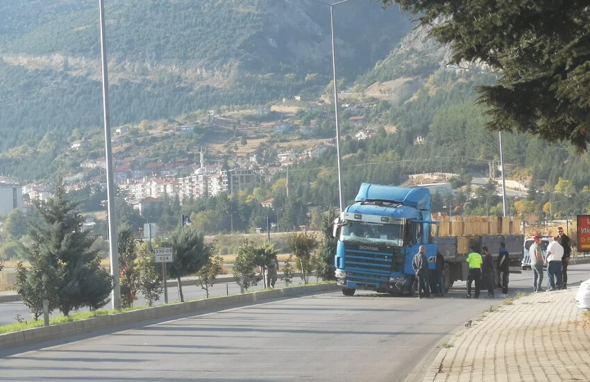 Isparta'da lastiği patlayan tır karşı şeride geçti