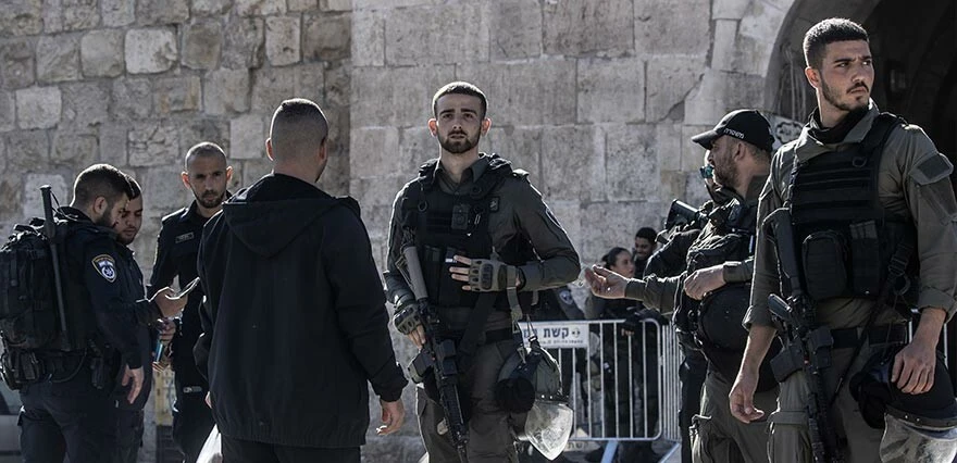 Çatışma sonrası Mescid-i Aksa'da ilk cuma! İsrail askerlerinden Filistinlilere gaz bombası ile müdahale