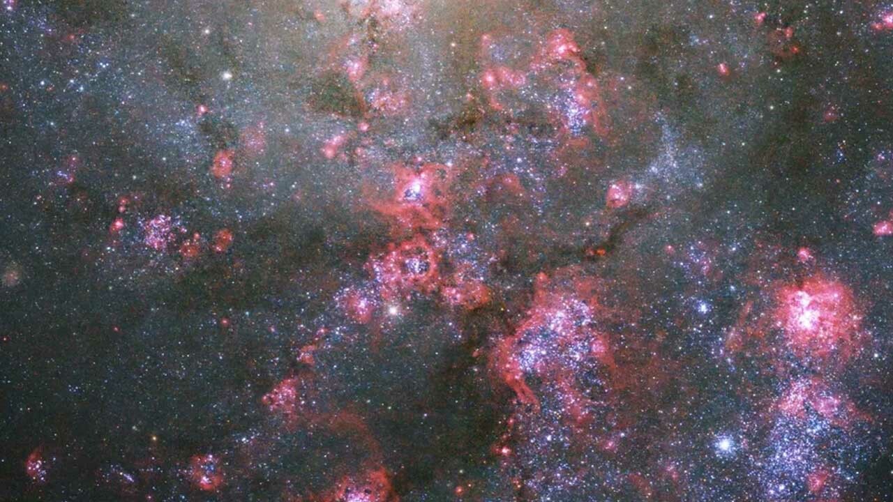 Dünya’dan  20.000 ışık yılı uzakta: Hubble, binlerce yıdızla dolu galaksi keşfetti