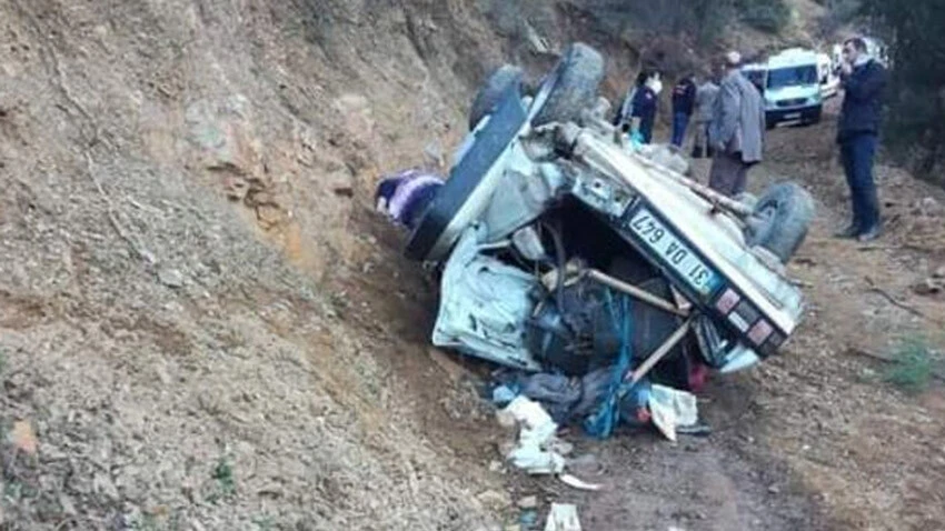 Katliam gibi kaza! Tır düğün konvoyundaki aracı biçti: Çok sayıda ölü ve yaralı var