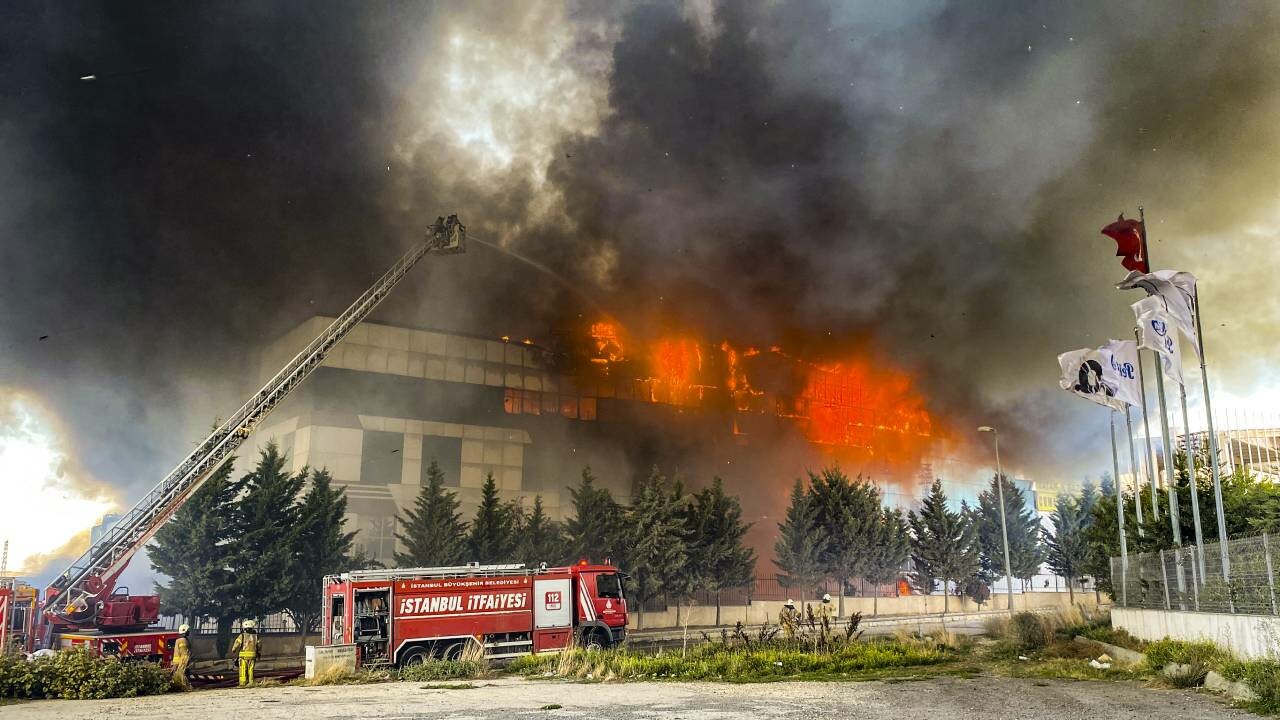 Silivri&#039;de mobilya fabrikasında çıkan yangına müdahale ediliyor