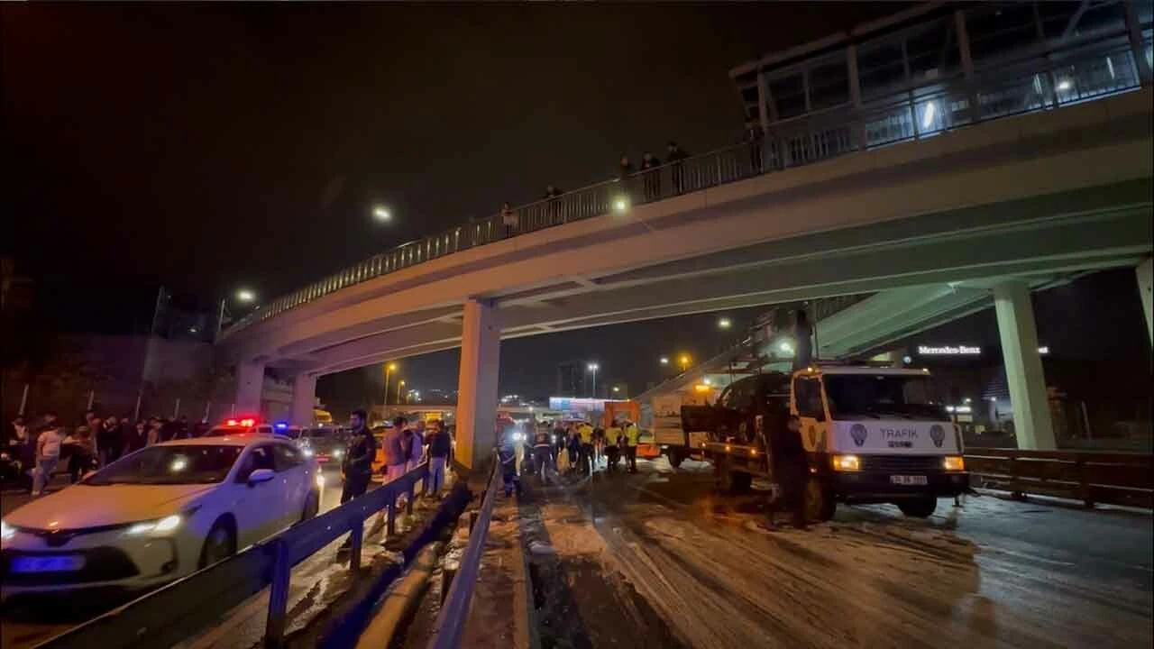 E-5'te feci kaza! Lüks ciple makas atarken bariyerlere çarptı, ön camdan fırladı: 1 ölü, 3 yaralı