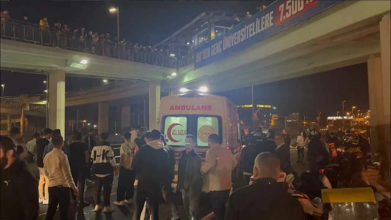 E-5'te feci kaza! Lüks ciple makas atarken bariyerlere çarptı, ön camdan fırladı: 1 ölü, 3 yaralı