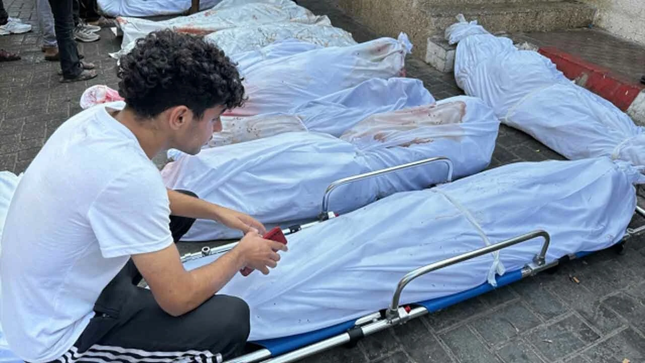 Gazze'deki hastanelerin morglarında yer kalmadı!