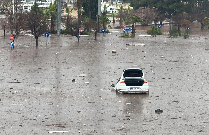 Meteoroloji  kuvvetli sağanak ve toz taşınımı için il il uyardı! Göz gözü görmeyecek, kuvvetli geliyor