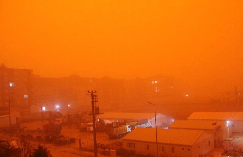 Meteoroloji  kuvvetli sağanak ve toz taşınımı için il il uyardı! Göz gözü görmeyecek, kuvvetli geliyor