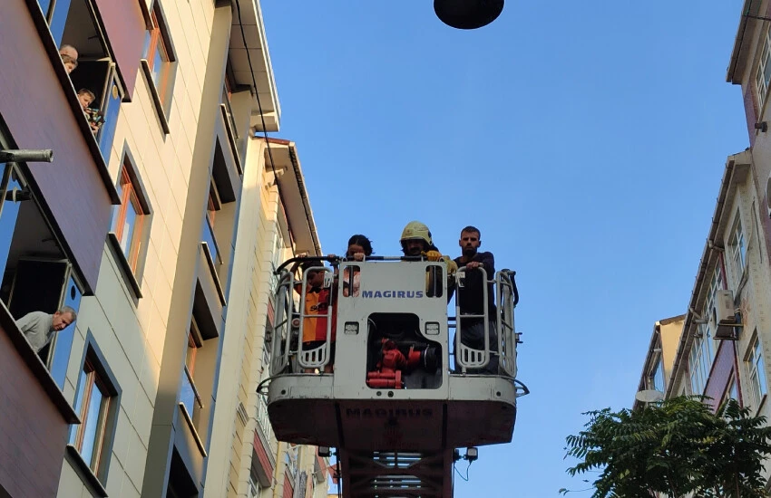 Alkollü şahıs evi yaktı: Binadaki 19 kişi mahsur kaldı