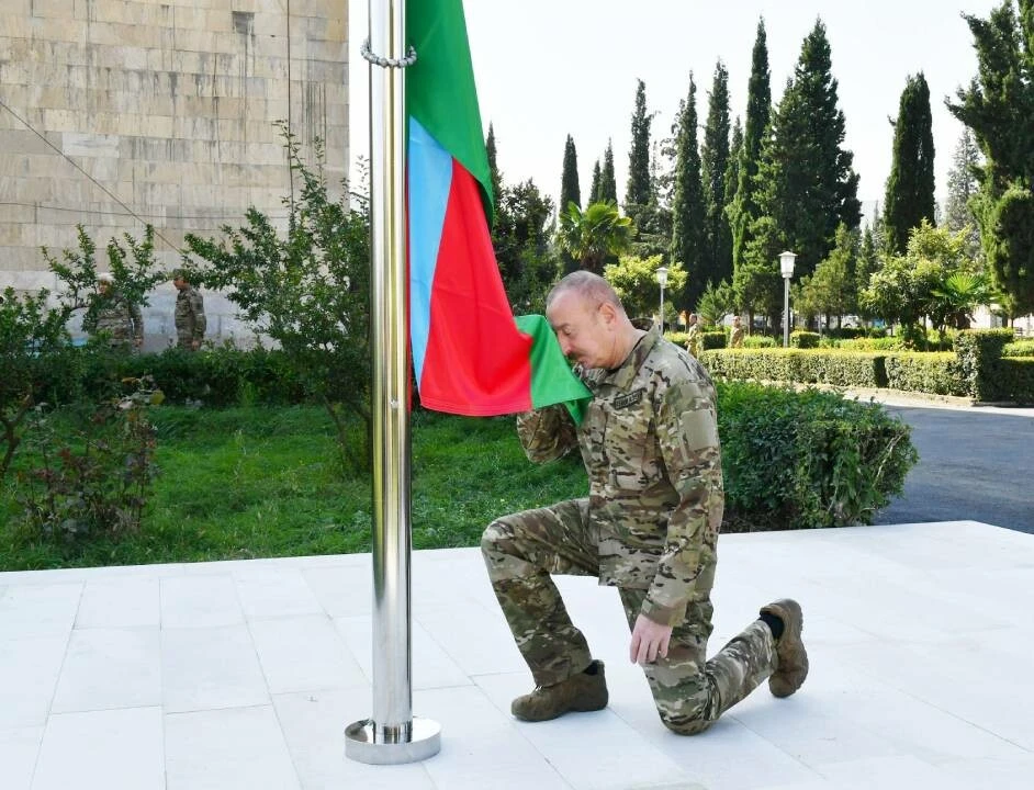 Azerbaycan o bölgeleri işgalden kurtarmıştı: Cumhurbaşkanı Aliyev bayrağı göndere çekti