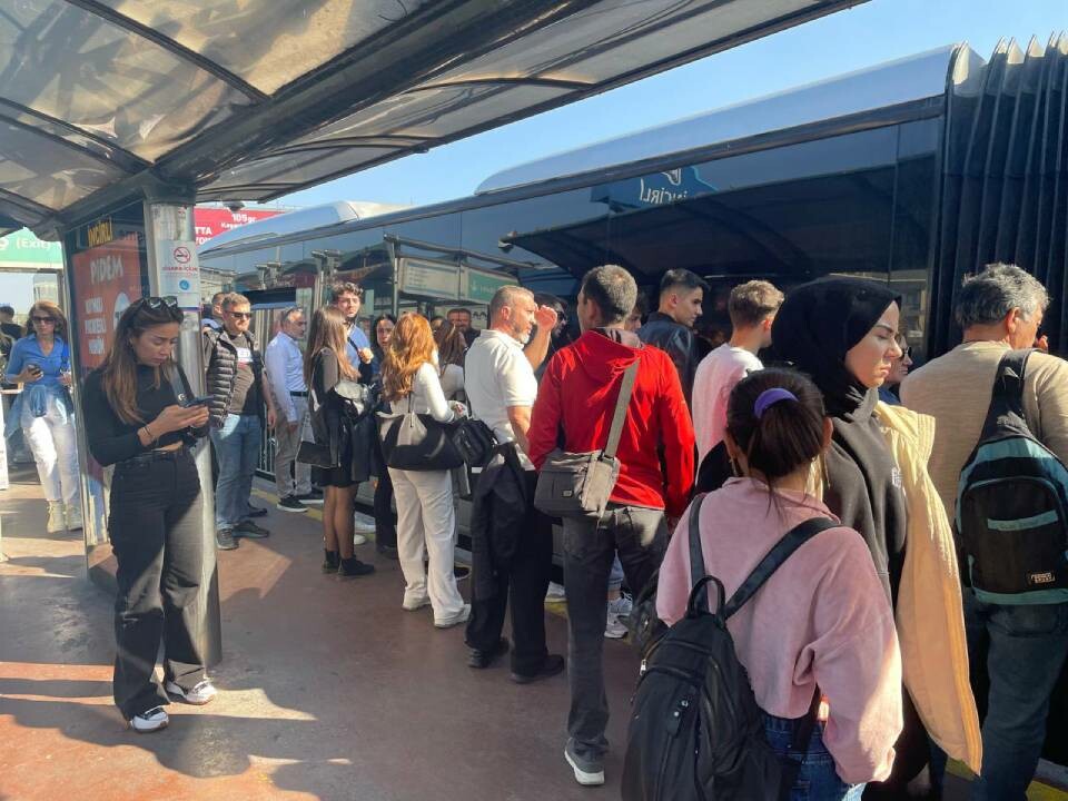 Bahçelievler&#039;de bozulan metrobüs yoğunluğa neden oldu... Seferler geçici süreyle aksadı