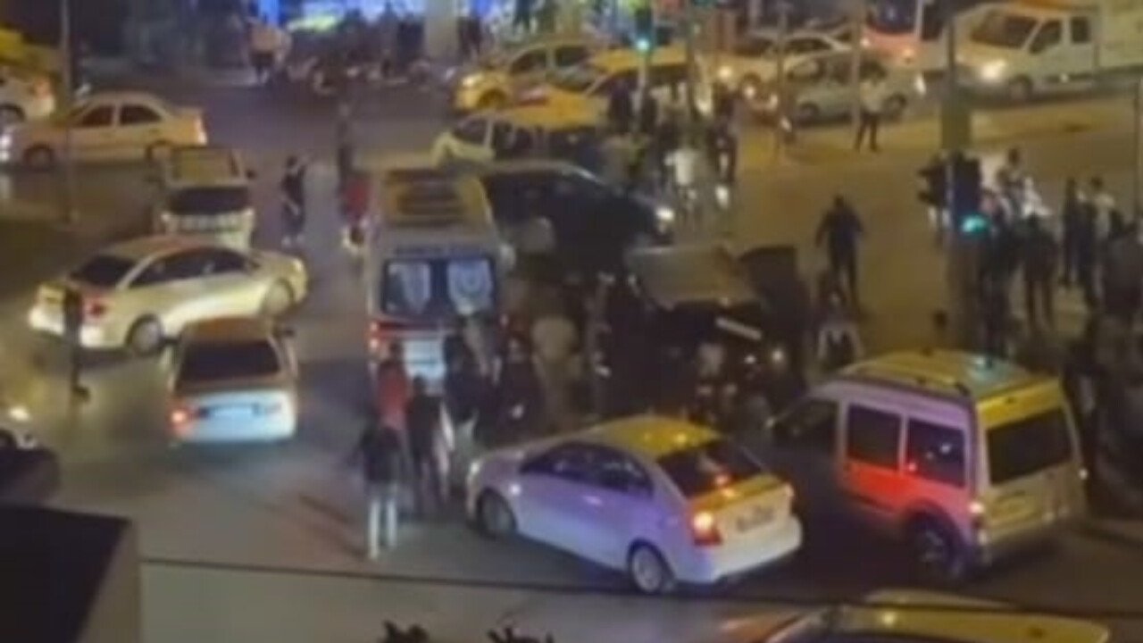 İzmir&#039;de feci kaza: Gelin arabasının önünü kesen çocuk aracın altında kaldı