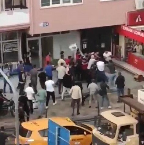 Eski eşini defalarca bıçakladı... Öfkeli kalabalığın arasında kaldı