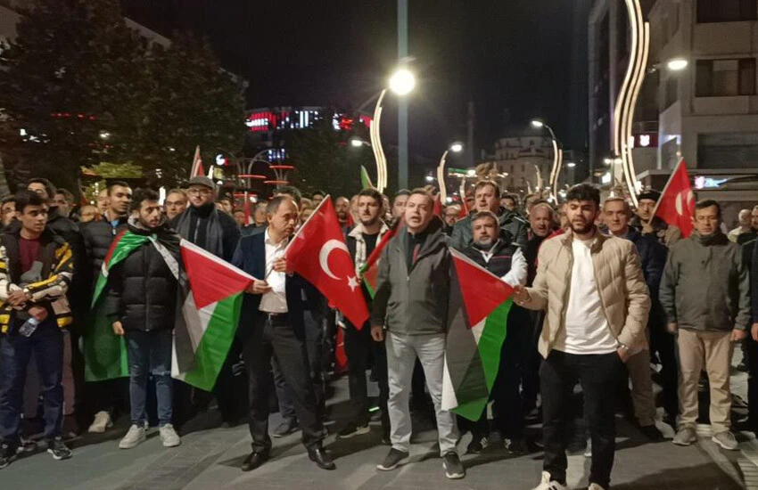 Meydanlara inen vatandaşlar, İsrail'e tepki gösterdi.