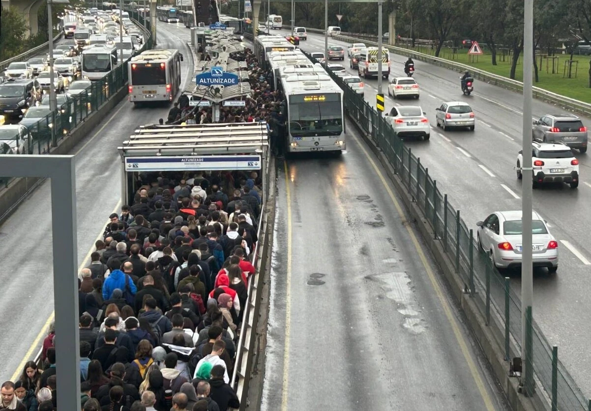 İstanbul'da yağmur etkisi! Trafik yine kilit... Yoğunluk yüzde 70'i geçti