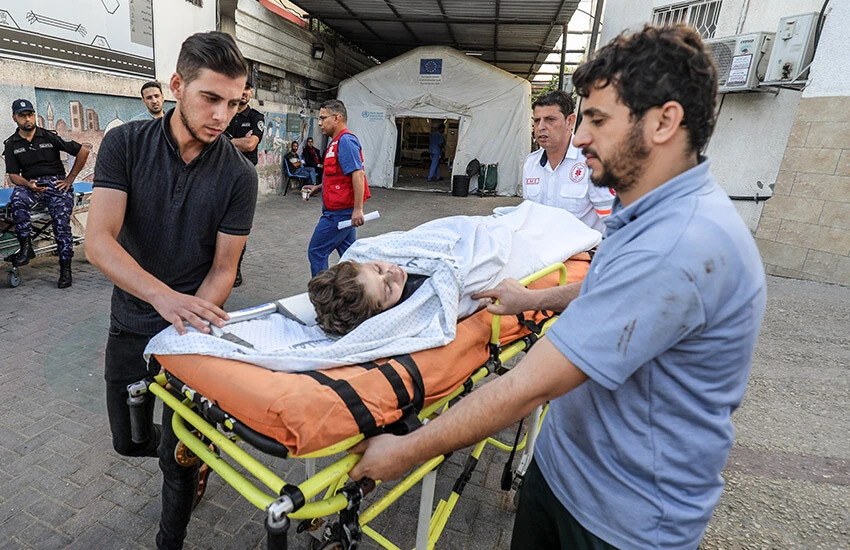 İsrail'in hastane saldırısında çok sayıda sivil yaşamını kaybetti.