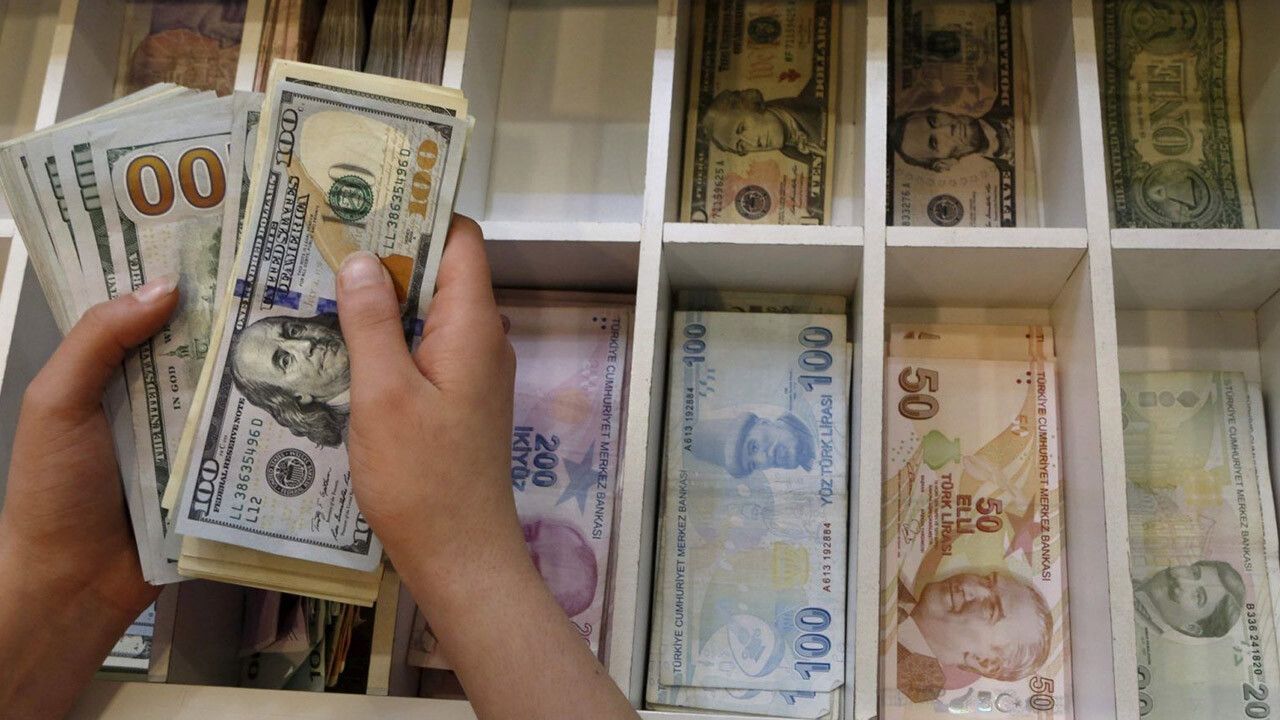 Dolar/TL kritik eşiği kırdı, Türkiye&#039;nin risk primi yatay seyretti