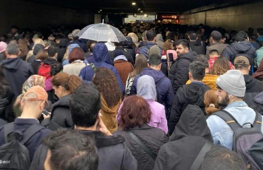 Metrobüs kazası nedeniyle Uzunçayır durağında yoğunluk oluştu.