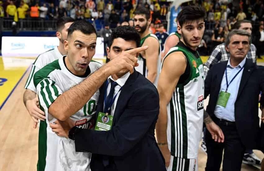 Fenerbahçe, Panathinaikos'u devirdi, ortalık bir anda karıştı! Ergin Ataman polise şikayet etti