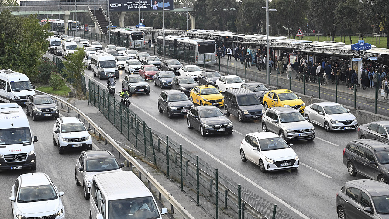 İstanbul&#039;da yağmur etkisi! Trafik yine kilit... Yoğunluk yüzde 70&#039;i geçti