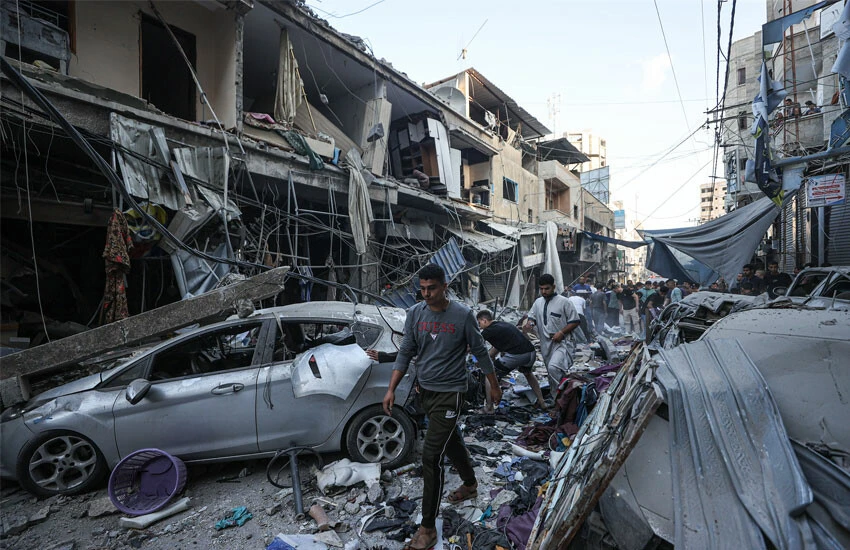 İsrail güçlerinin Gazze Şeridi'nin güneyinde şafak öncesi düzenlediği hava saldırısında 30'dan fazla kişi öldü, en az 21 kişi de yaralandı.