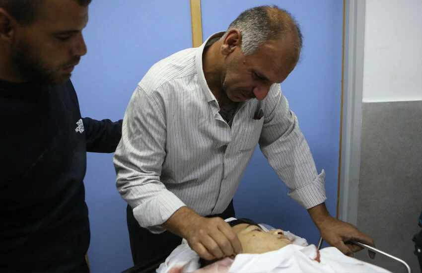 İsrail güçlerinin Gazze Şeridi'nin güneyinde şafak öncesi düzenlediği hava saldırısında 30'dan fazla kişi öldü, en az 21 kişi de yaralandı.