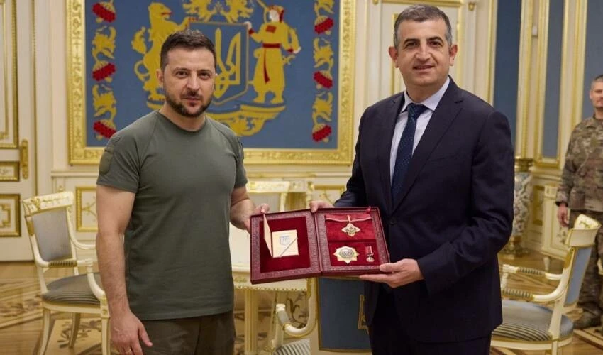 Mali Selçuk Bayraktar ve Haluk Bayraktar'ı 'Ulusal Nişan' ile ödüllendirdi