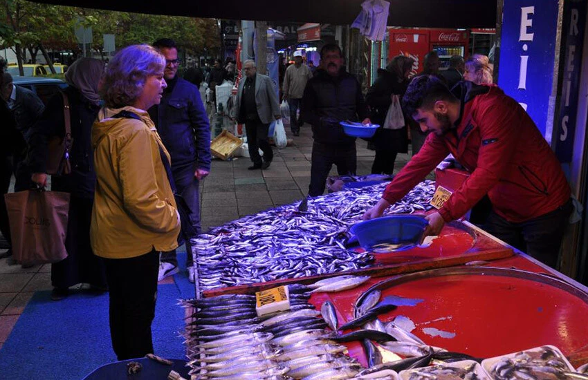 Fırtına balık fiyatlarını uçurdu! Hamsi, uskumru ve <a href=