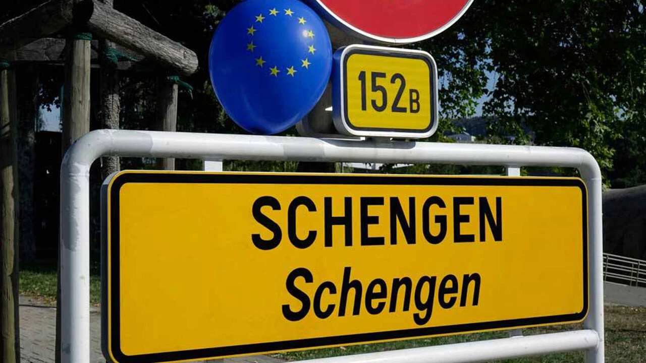 Slovenya Hırvatistan ve Macaristan'a sınır kapılarını kapatıyor.