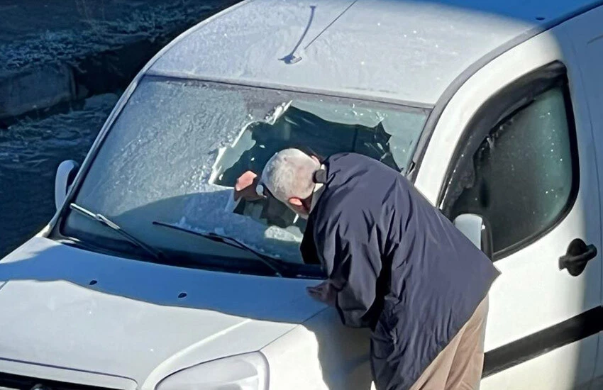 Soğuk hava nedeniyle camları kırağı ile kaplanan araç sahipleri sabahın ilk saatlerinde kırağıyı temizledi.