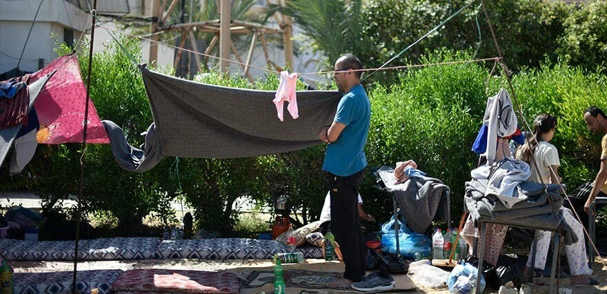 Cami enkazında cuma... Öğle ezanını beton yığının üzerine çıkıp okudu