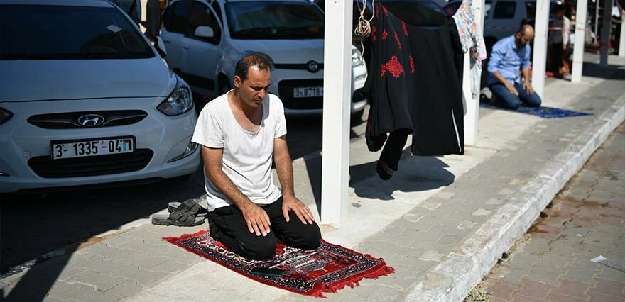 Cami enkazında cuma... Öğle ezanını beton yığının üzerine çıkıp okudu