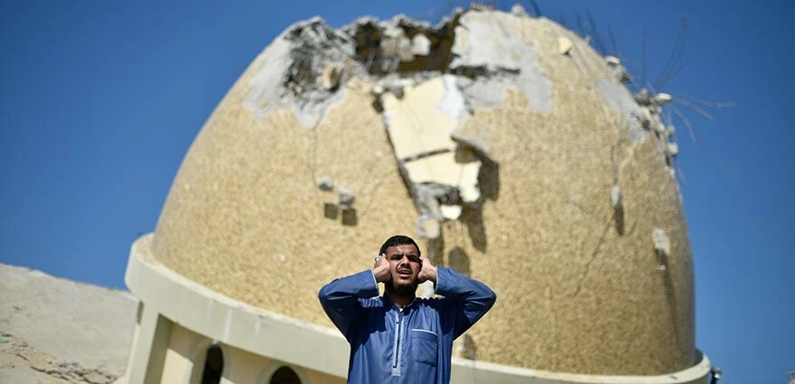 Cami enkazında cuma... Öğle ezanını beton yığının üzerine çıkıp okudu