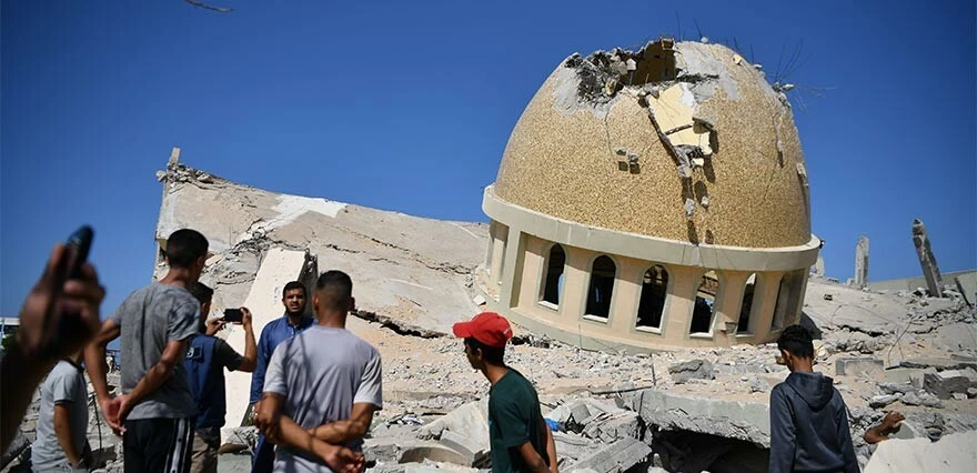 Cami enkazında cuma... Öğle ezanını beton yığının üzerine çıkıp okudu